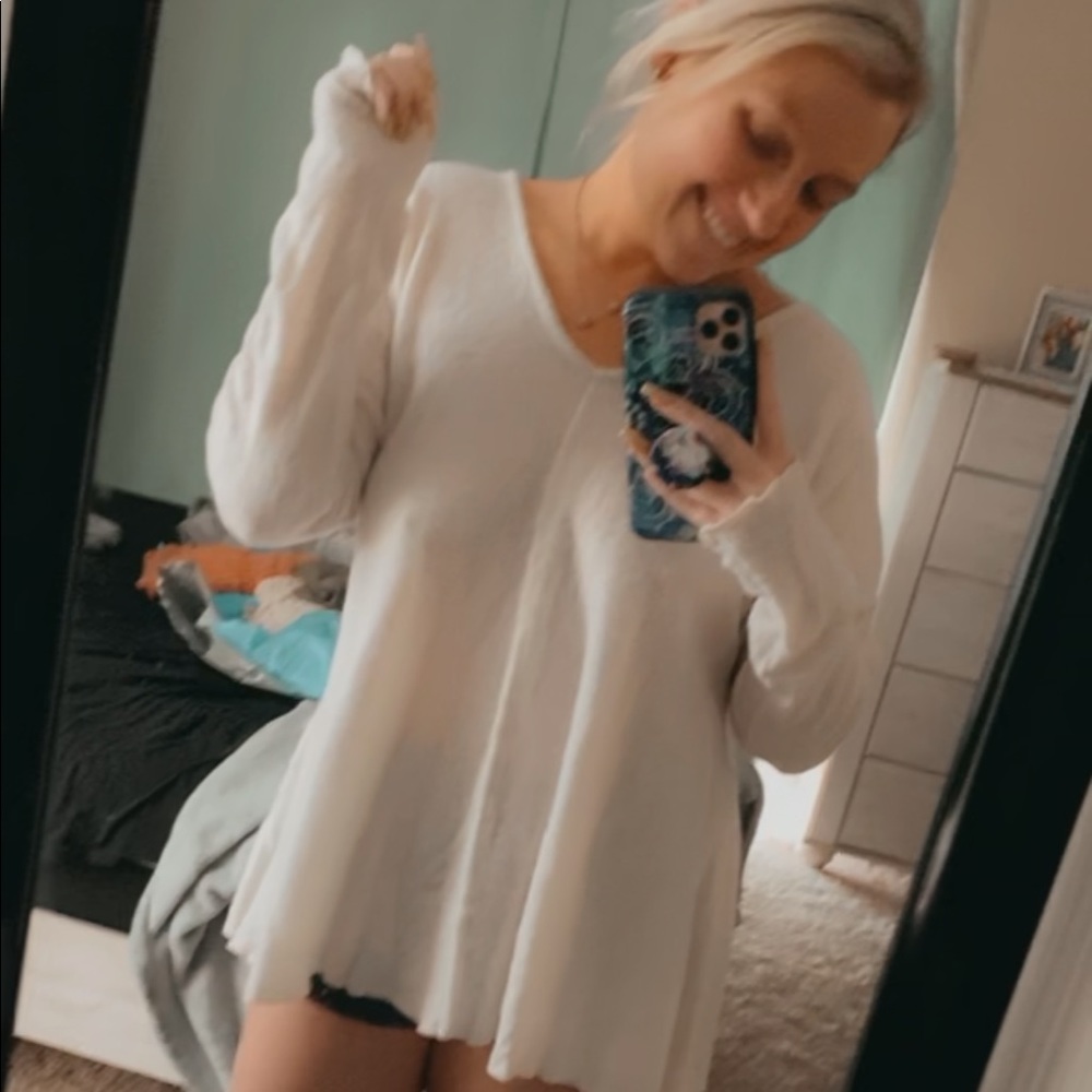 Two sweaters - Picture 4 of 6